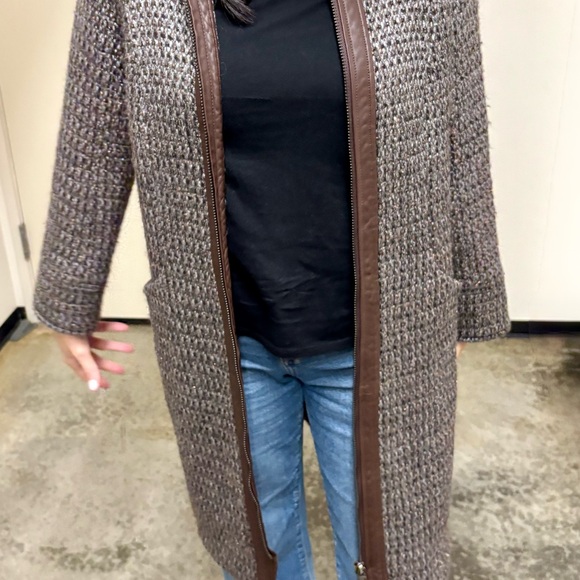 Tory Burch mid-length coat with brown leather trim and a tweed weave. - Picture 3 of 17